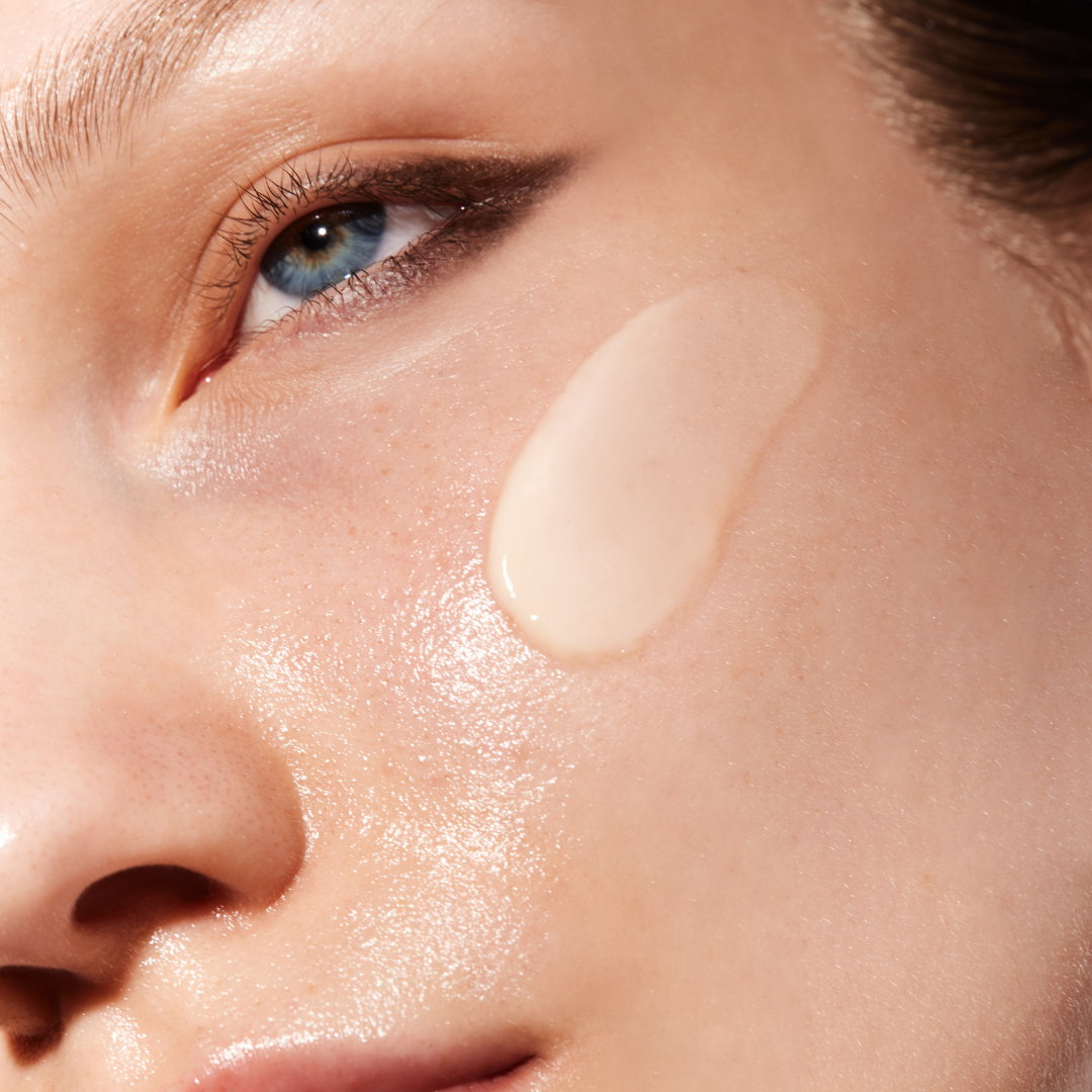 Un contour des yeux efficace pour les peaux sensibles