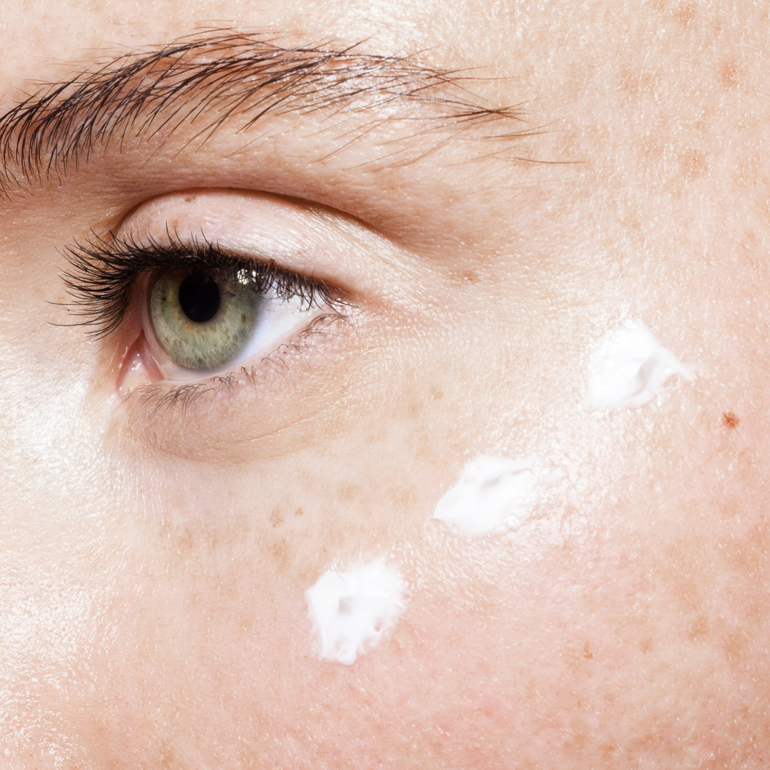 Pourquoi utiliser une crème contour des yeux : bienfaits et meilleures pratiques